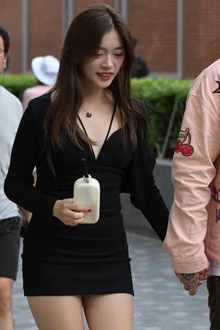 是裙子太短了？